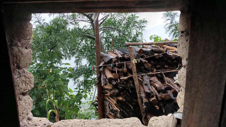 Ventana y leña